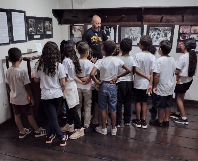 api-modulos/fotos/img/galeria_cat_culturais_490/490/13861/VISITA GUIADA POR GUSTAVO, ESCOLA ESTADUAL FRANCISCO DE ASSIS VIANA - TAVARES, PROF. SABRINA, 17.09.2026 (9).jpg